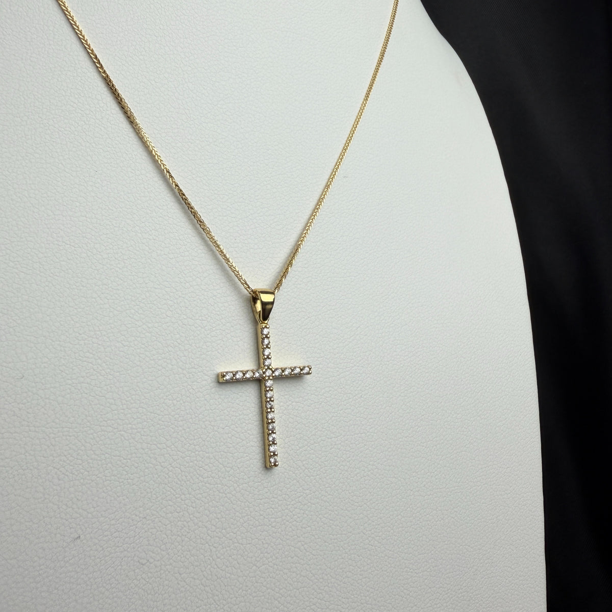 Cadena Lace + Cruz Gem