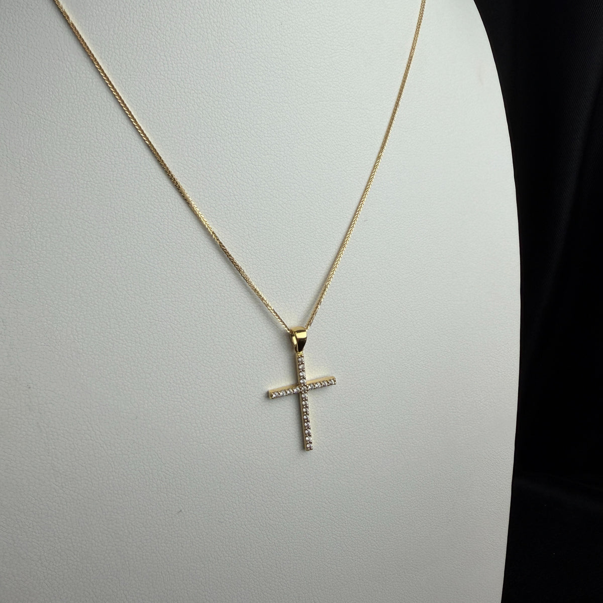 Cadena Lace + Cruz Gem
